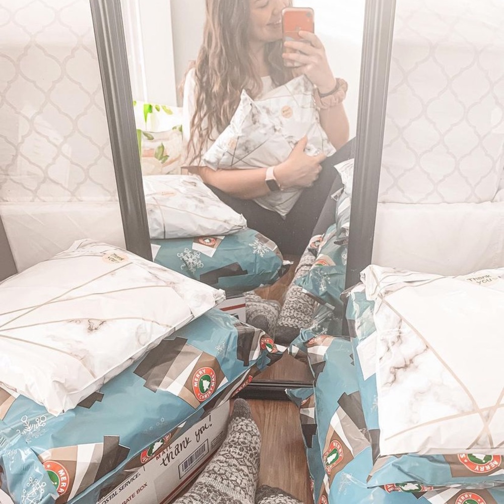 Welcome to my closet! 💓 - Picture 3 of 9